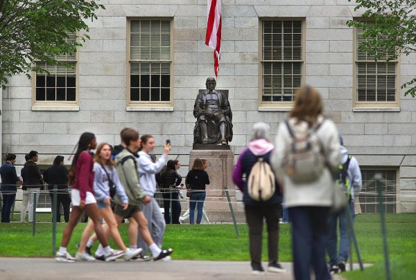 实盘配资 恐慌蔓延 哈佛国际学生不愿成为博弈的“棋子”