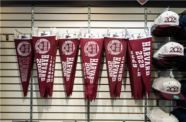 △哈佛大学商品在马萨诸塞州剑桥市的一家商店里展示