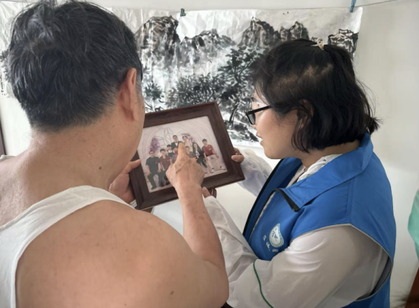 股票配资平台官网平台网址 财工街社区网格员入户走访独居老人，用行动传递社区温暖