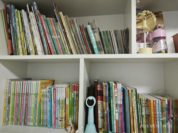 配资官方开户 岳峰小学“书香家庭”2023级12班严绍恒